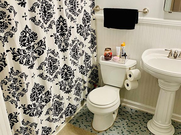 Hall Way Full Bath