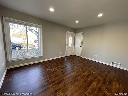 2nd image of 520 E Kalama Ave