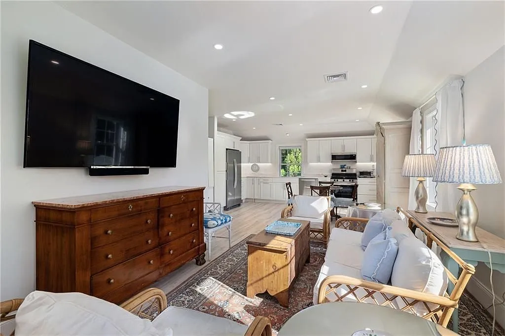 2 bed, 1.0 bath, 1600 sqft, $4,500 — Photo 1