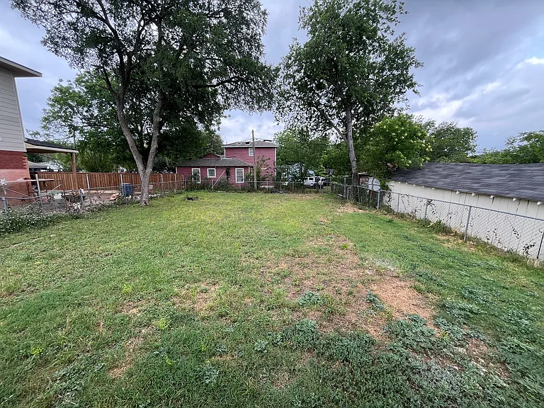 1227 S Montclair Ave — Photo 18