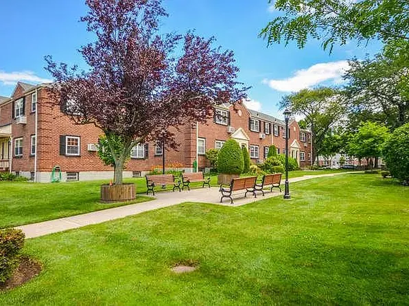 210-22 69th Ave #B, Oakland Gardens, NY 11364