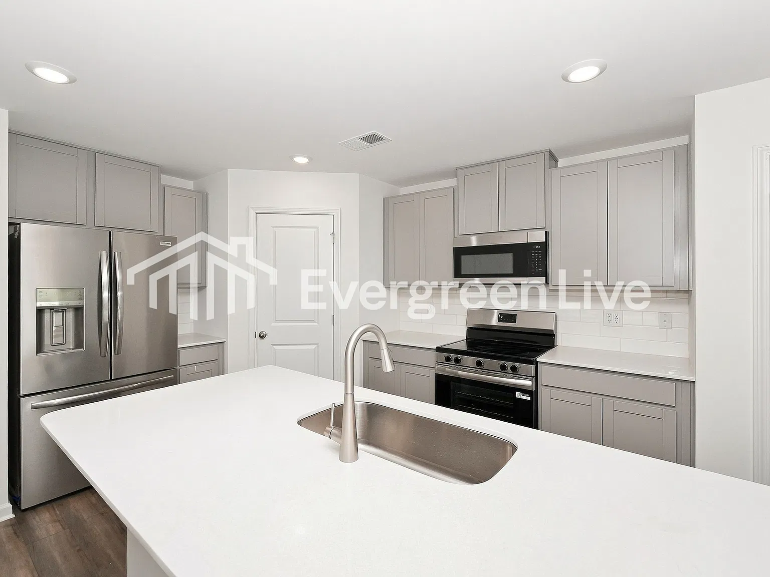 4 bed, 2.5 bath, 1956 sqft, $1,895 — Photo 4