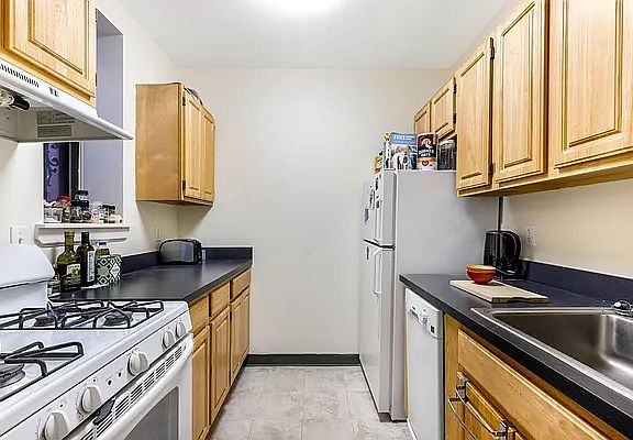 5th image of 338 E 116th St APT 1