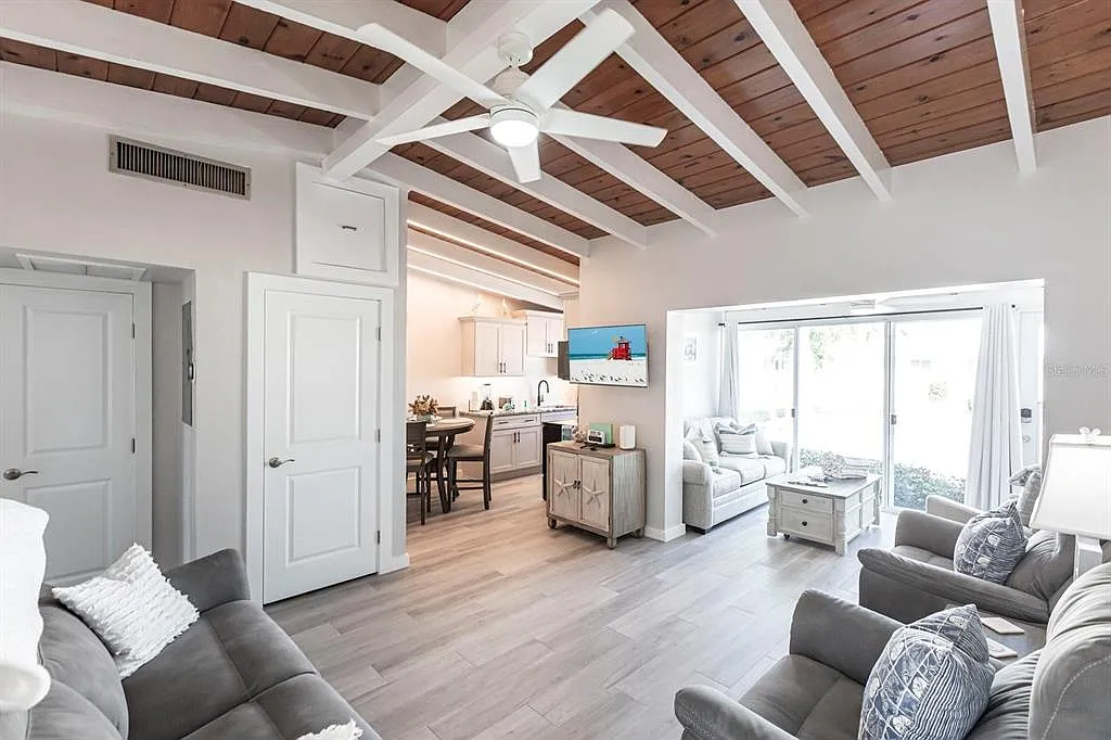 1 bed, 1.0 bath, 708 sqft, $5,370 — Photo 2