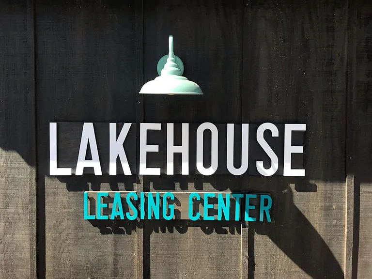 Lakehouse Apartments — Photo 12