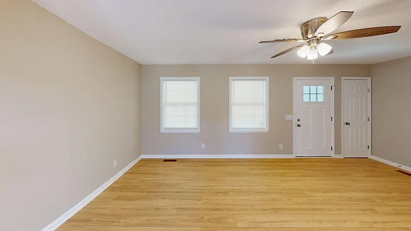 3 bed, 2.0 bath, 1360 sqft, $1,895 — Photo 3