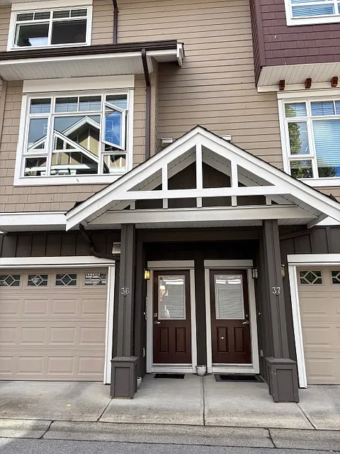Cozy Townhouse In Prime Location — Photo 1