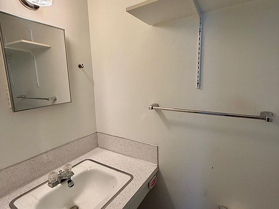 4th image of 901 Golden Rd