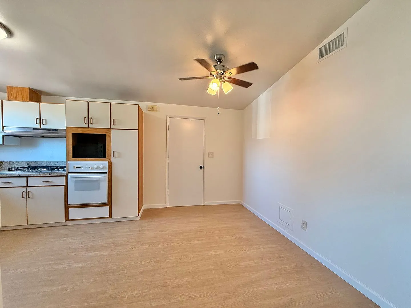 Three bedroom, two bathroom home with BONUS room! — Photo 4