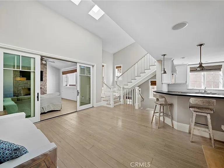 515 1/2 Narcissus Ave — Photo 10