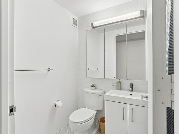 4th image of 20 Exchange Pl APT 1502