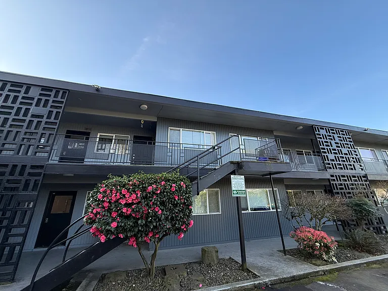 Hall Court Apartments — Photo 6