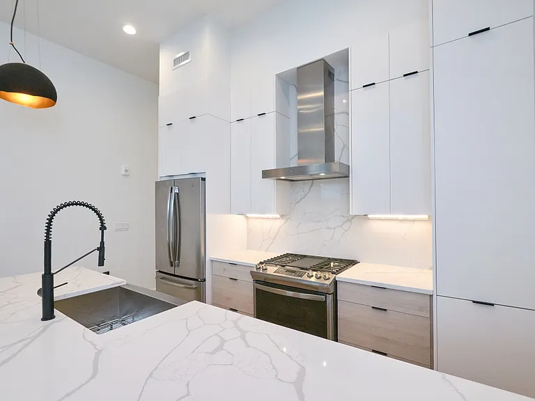 360 Meridian St #5 — Photo 1