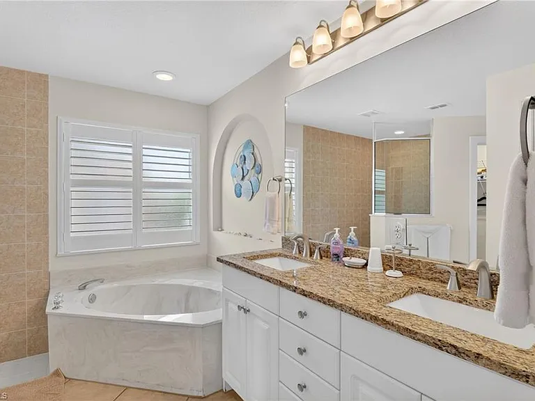 576 Briarwood Blvd — Photo 10