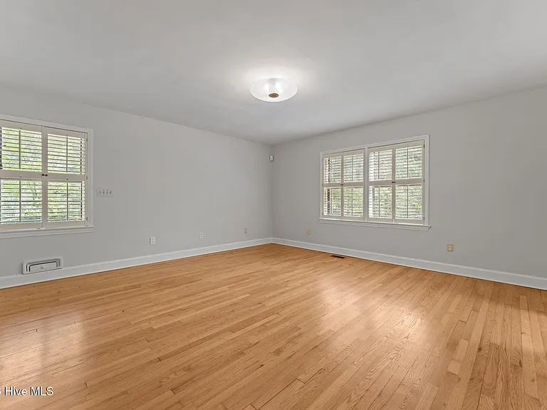 225 Arbutus Rd — Photo 28