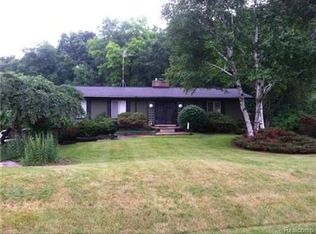 151 Hi Hill Dr, Lake Orion, MI 48360