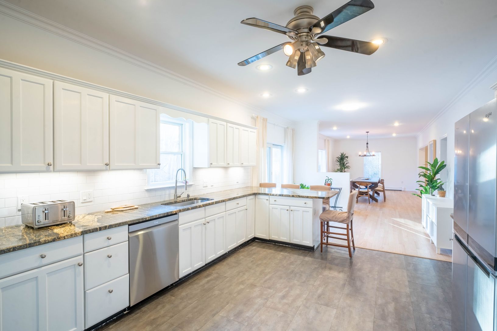  spacious, well-equipped kitchen with new appliances