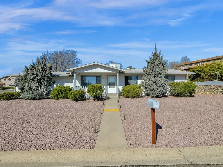 1602 Luna Ct — Photo 3