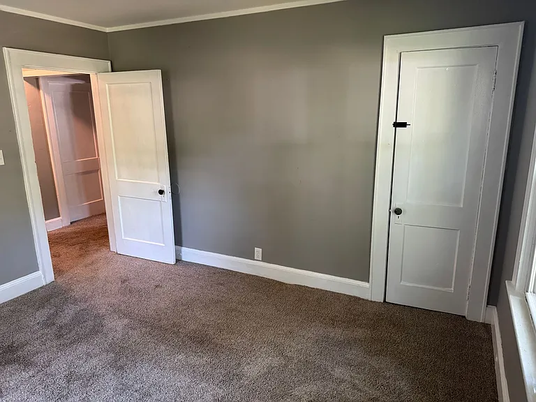204 S Sycamore St SW — Photo 4