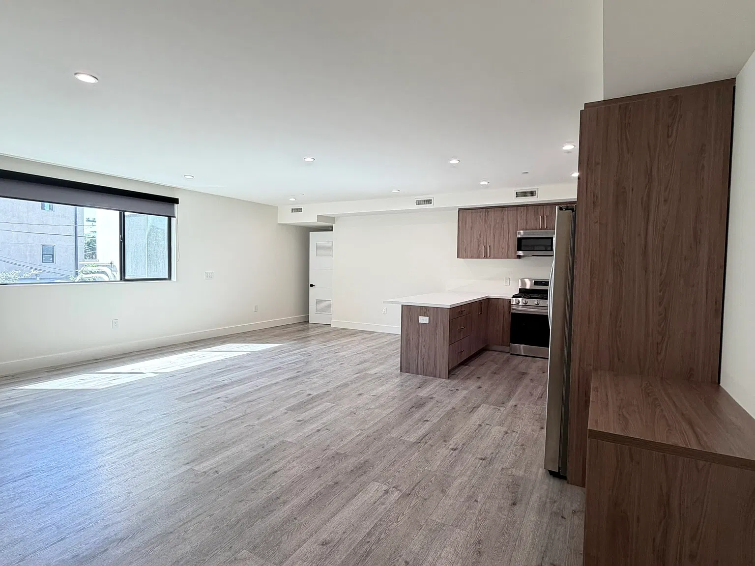 3 bed, 1375 sqft, $3,595 — Photo 2