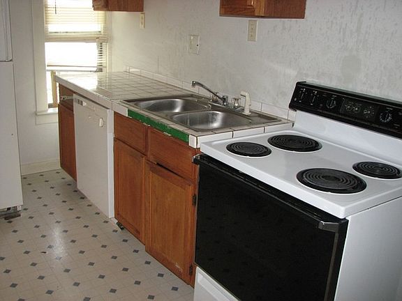 3rd image of 6518 S 31st St