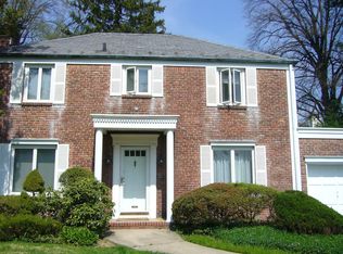 10 Shore Park Rd, Great Neck, NY 11023