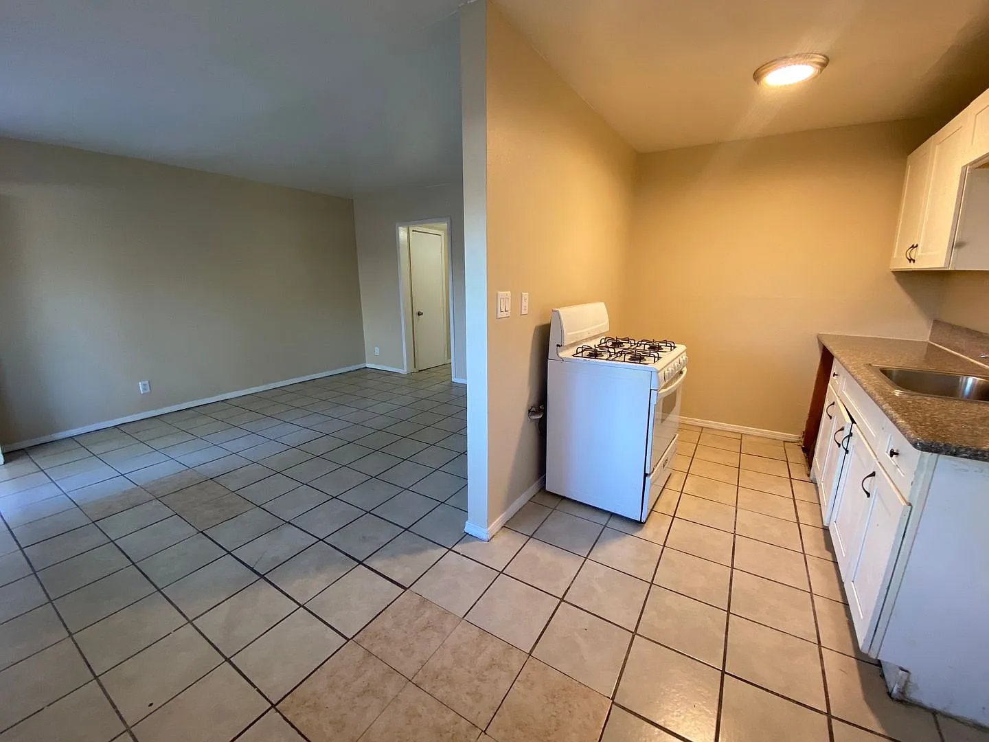 **Accepts Section 8 Offering Two Weeks Of Free Rent!! 1 Bedroom Appartment Super Close To The Str... — Photo 3