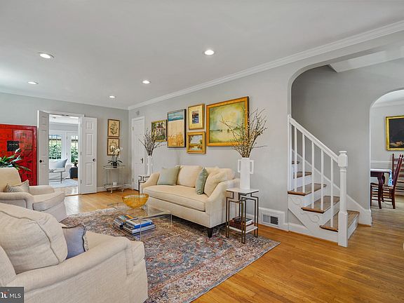 5th image of 1612 Crestwood Dr