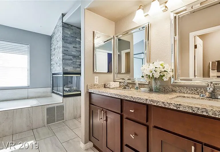 Primary bathroom, fireplace, walk-in shower Jacuzzi