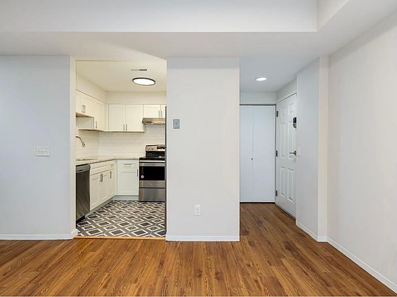 3rd image of 304-5322 Savoy Ct