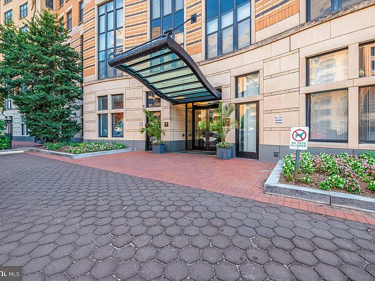 400 Massachusetts Ave NW #820 — Photo 2