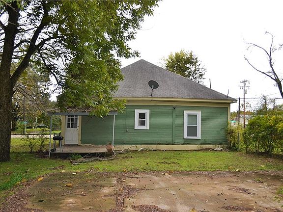 3rd image of 201 Clarksville St
