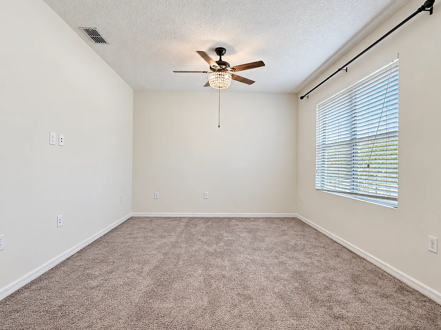 5 bed, 2696 sqft, $2,400 — Photo 4