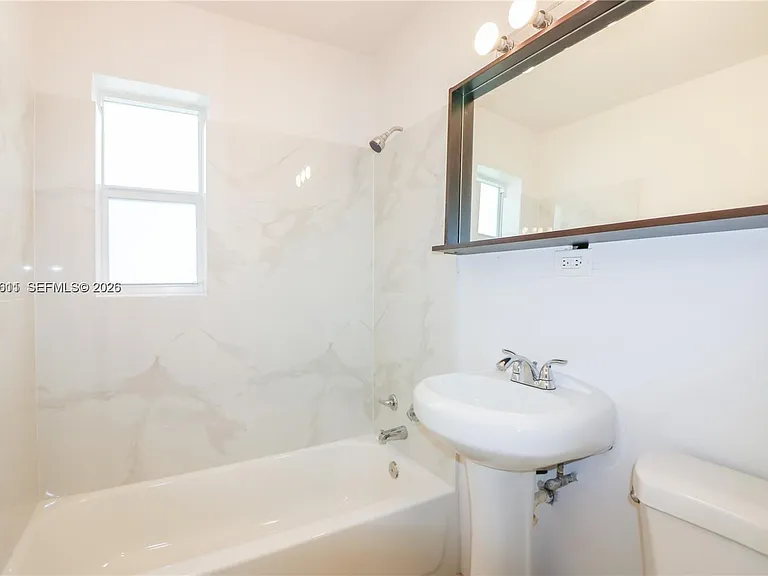 716 NE 8th St #4 — Photo 6