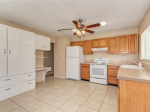 4th image of 3678 Montclair Cir