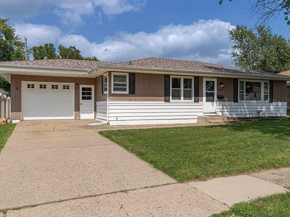 1317 Saint Julian St, Pekin, IL 61554