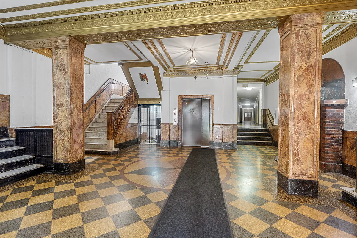 Building Photo - 821 Bergen Ave #B5