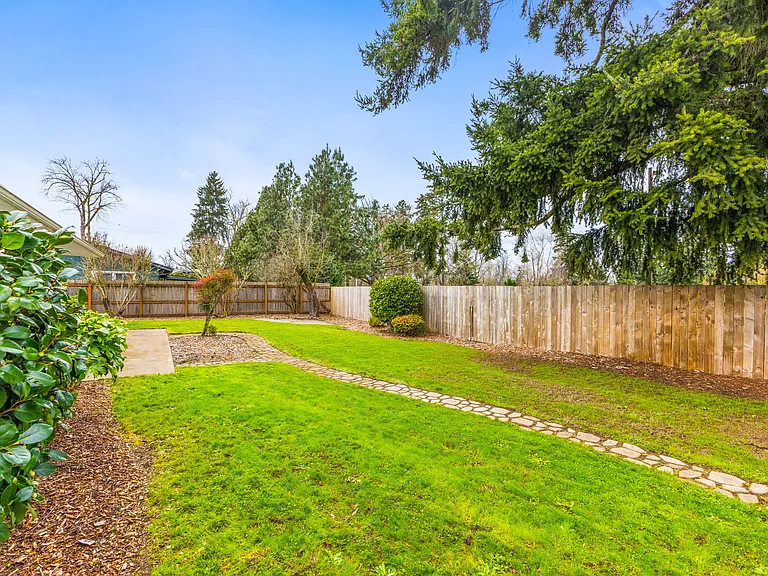 235 Riviera Dr NE — Photo 22