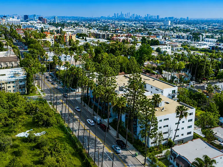7560 Hollywood Blvd #4002 — Photo 38