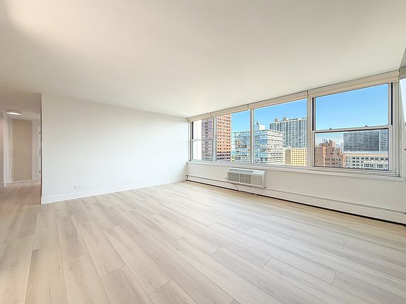 5th image of 336 W Wellington Ave APT 1901