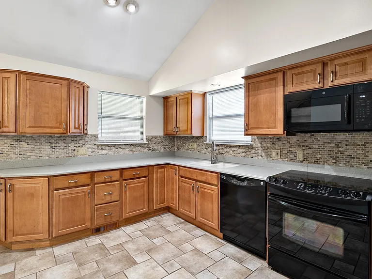 12215 Blackhall Dr — Photo 9