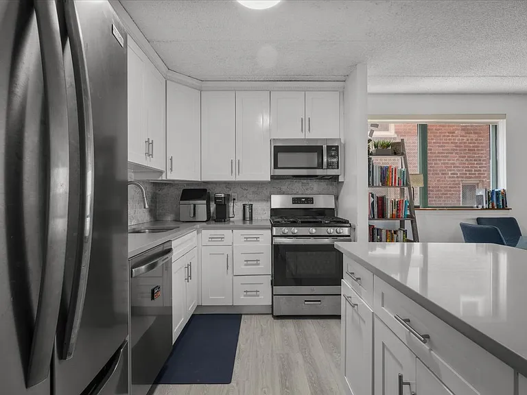 3220 Fairfield Ave #4D — Photo 6