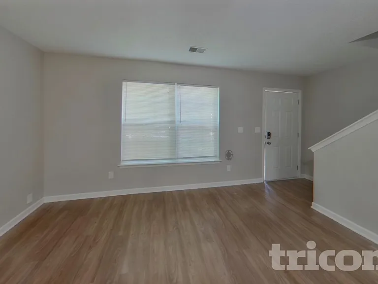 121 Eagle Pointe Dr — Photo 2