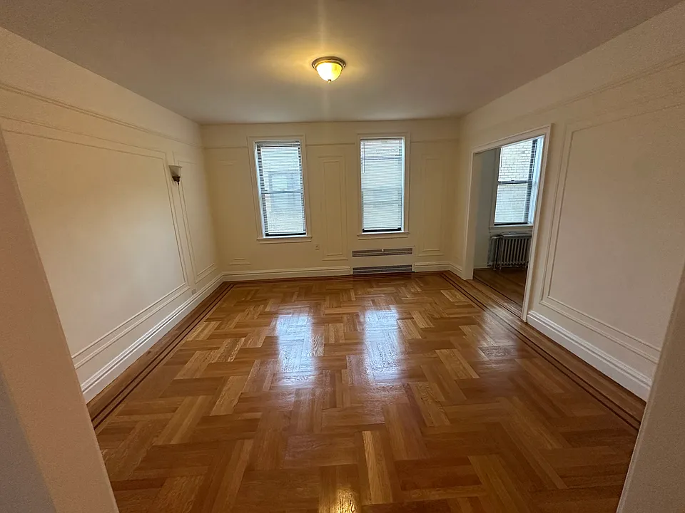 E 234th St