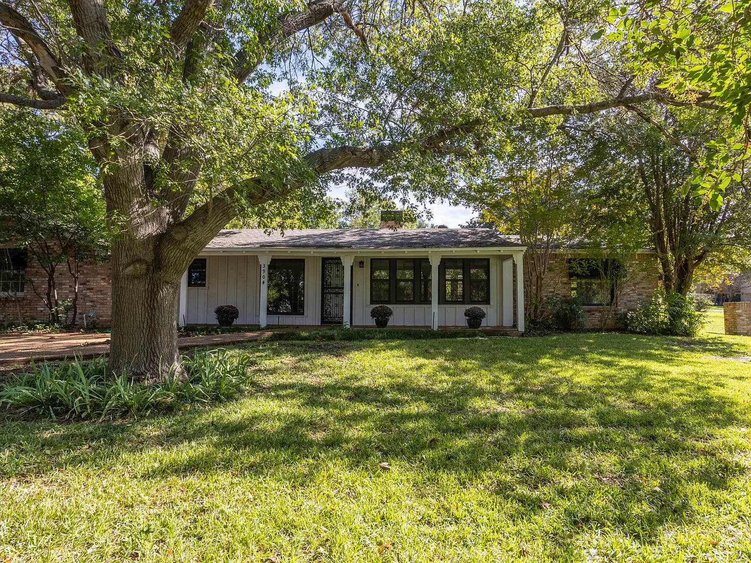 3904 Westcliff Rd S — Photo 2