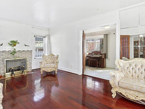 3rd image of 18837 Murdock Ave