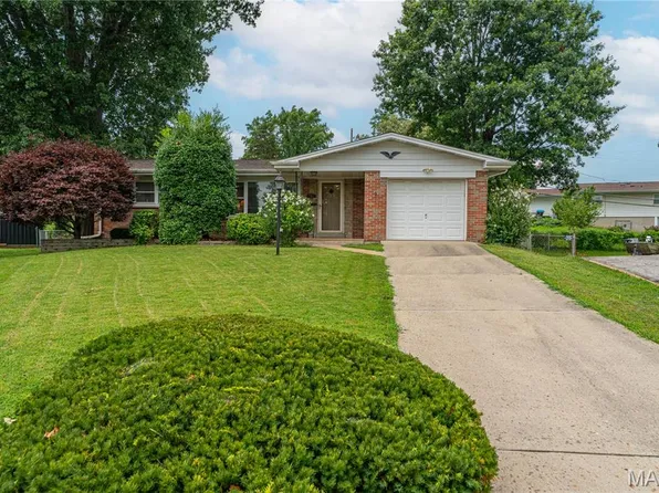 454 Lambeth Ln, Saint Louis, MO 63125