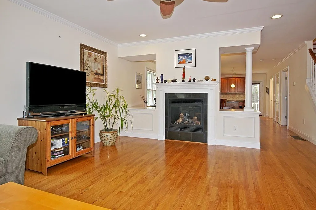 4 bed, 3.5 bath, 2200 sqft, $6,950 — Photo 3