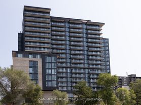 86 Dundas St E