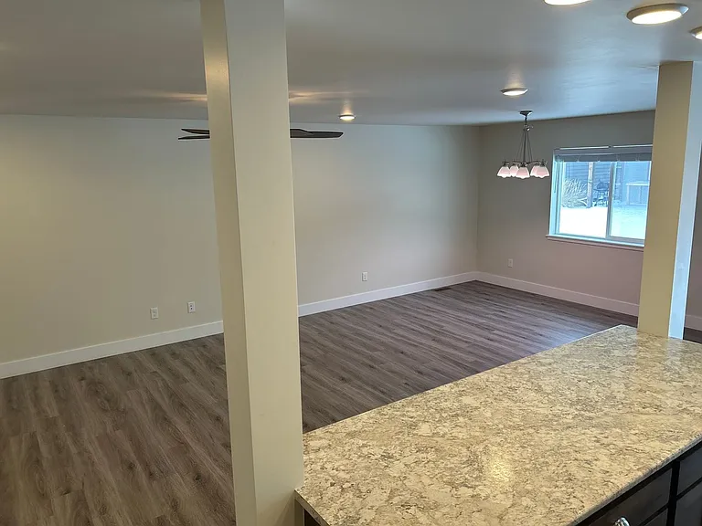 1072 Abigail Ln — Photo 3